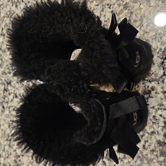 UGG BAILY BOW II BOOTS. SIZE GIRLS 9. - Picture 8 of 9